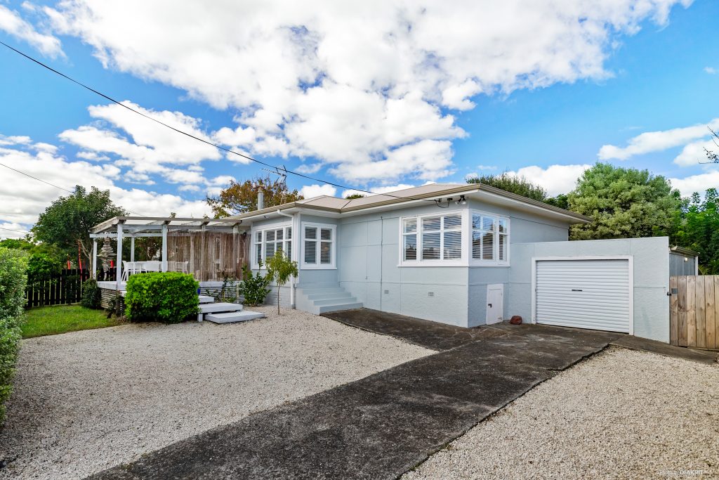 8 Beach Road, Glenbrook Beach